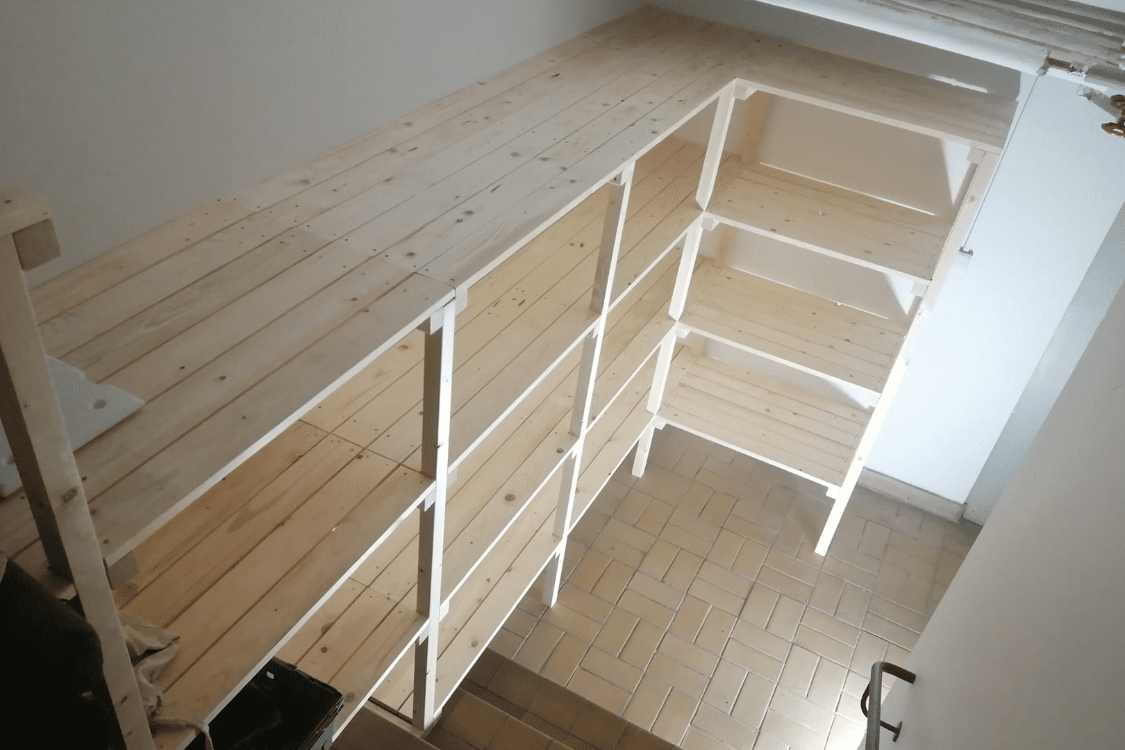 Schodišťový regál